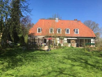 Dachgeschosswohnung in Landhaus mit großem Garten