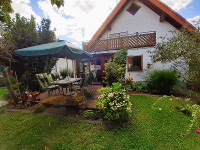 Charmante Maisonette-Wohnung mit Garten, Wintergarten & 2 Stellplätzen