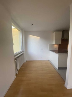 2-3-Zimmer-Wohnung mit zwei großzügigen Süd-Loggien in Solln, München