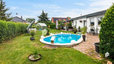 Zwei attraktive Bungalows im Paket (teilbar)– mit Außenpool, Kamin und moderner EBK