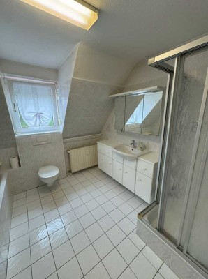 große 3-Zimmer Wohnung (93 qm) mit ausgebauter Bühne und Balkon