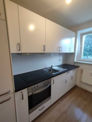 Sofort bezugsfertig: Helle, frisch renovierte 4-Raum-Wohnung mit EBK