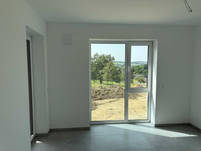 **Energiesparende Oase: Ihre lichtdurchflutete Wohnung mit geräumiger Terrasse!**