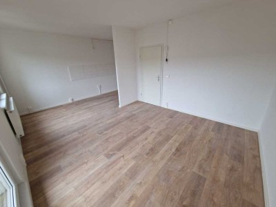 Kernsanierte 1-Raumwohnung - hochwertiger Laminatboden + Balkon + Wannenbad + EBK-Option