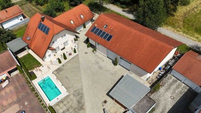 Attraktives Einfamilienhaus mit Pool, Einliegerwohnungen, Gewerbehalle und großem Grundstück
