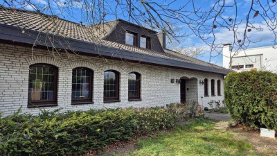 Grosser Winkelbungalow auf grosszügigem Grundstück für Wohnen und Gewerbe