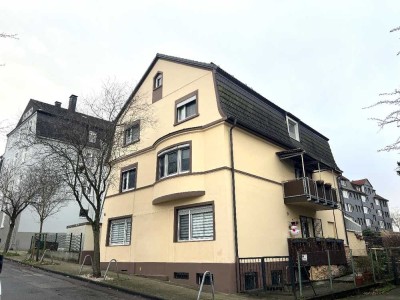 Ca. 97 m² große 4- Zimmer- Dachgeschosswohnung mit Tageslichtbad und Gartennutzung in Ge