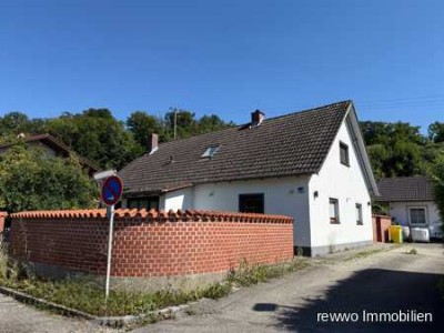 Großzügiges Einfamilienhaus mit modernisierter Ausstattung und fünf Garagen in Burgkirchen