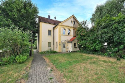 Platzwunder mit Charme ! Doppelhaushälfte mit EBK und  Carport in guter Lage !