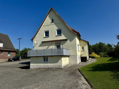 Wohnhaus mit Scheunenhalle, Grossgarage, Hofraum und Garten
idyl.Lage am Stadtrand von Bad Kissinge