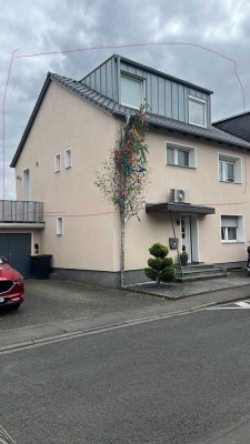 Exklusive 3,5-Raum-Maisonette-Wohnung mit gehobener Innenausstattung mit Balkon und EBK in Frechen