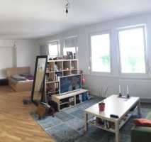 Stylische Studiowohnung mit großem Wohn-Kochbereich in renoviertem Altbau!