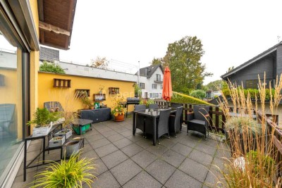 Mehrfamilienhaus mit neuer Luft-Wärmepumpe, Terrassen, Balkon, Garagen + Doppelcarport