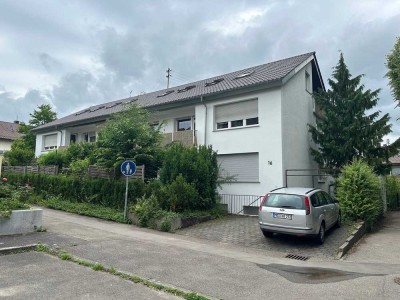 Gut aufgeteilte 3 1/2 Zimmerwohnung, EG, Einbauküche, Terrasse, PKW-Stellpl. im Freien
