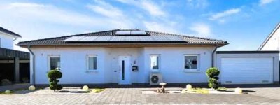 Energieeffizient und alles auf einer Ebene: Neubau-Bungalow mit unverbaubarem Fernblick