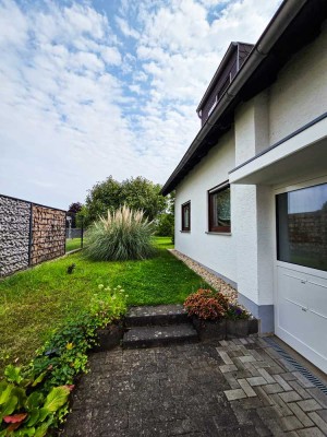 Schöne sanierte 3-Zimmer-Dachwohnung mit Balkon, Keller, Stellplatz in Swisttal-Heimerzheim
