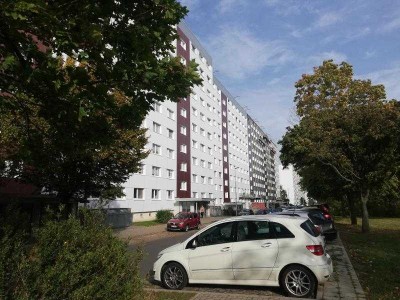 Helle 3-Raum-Wohnung mit Wohnküche (EBK vom Vormieter mgl.) und großem Balkon!