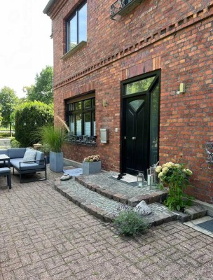 Stilvolle EG-Wohnung mit großer Terrasse und eigenem Eingang in parkähnlicher Anlage