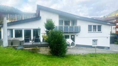Außergewöhnliches EFH mit Einliegerwohnung und großem  Grundstück in Calmbach (Bad Wildbad)