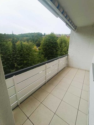 Sonniger Balkon mit Weitblick ins Grüne