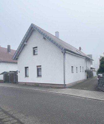 Berg: Einfamilienwohnhaus mit großem Grundstück