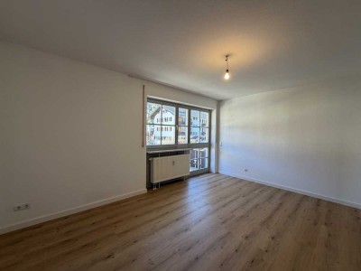 Geräumige und schöne  2-Zi.- Wohnung mit sonnigem Balkon, ruhig, zentral