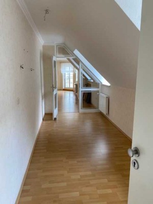 Senioren Freundliche 2-Zimmer-DG-Wohnung mit Balkon im Herzen von Mayen