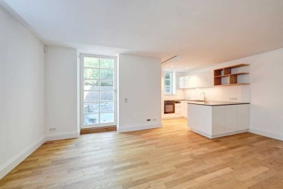 Altbauvilla zum Erstbezug: Gartenwohnung mit Einbauküche und Terrasse.