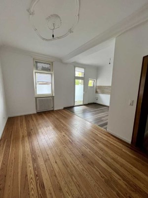 Hier lässt es sich leben. Großzügige 3,5 Zimmer Wohnung mit riesiger Wohnküche.