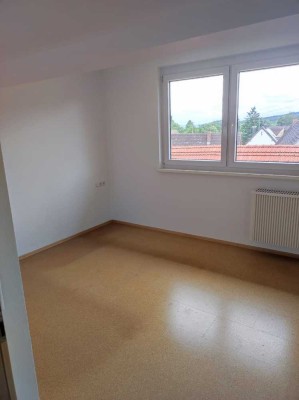 Ansprechende und gepflegte 2-Zimmer-Dachgeschosswohnung mit Einbauküche in Pflummern