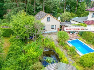 IMMOBERLIN.DE - Sanierungsbedürftiges Haus mit Südterrasse & Garage in sehr harmonischer Lage