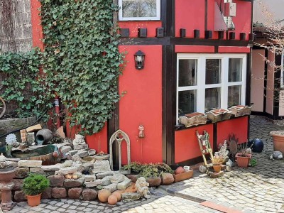 Tolle, gepflegte 2 ZKB mit kleiner Terrasse im Stil eines kleinen Hauses im Innenhof