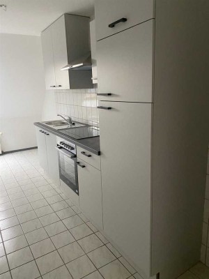 * Großzügige DG 2-Zimmer mit Wannenbad, EBK und Stellplatz im Zentrum! *