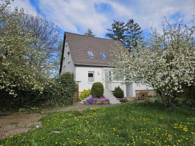 Freistehendes Einfamilienhaus mit parkähnlichem Grundstück und viel Charme