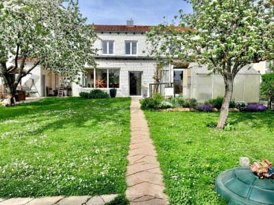 Einfamilienhaus am Seidlkreuz mit schönem Garten und Brunnen