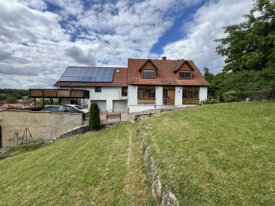 MEHRFAMILIENHAUS MIT 3 WOHNUNGEN, PV-ANLAGE UND BAURESERVE.