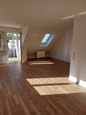 Modernisierte 1,5-Zimmer-DG-Wohnung mit Balkon und Einbauküche in Grundweg, Reutlingen-Sondelfingen