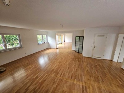 Barrierefreie Wohnung mit viel Fläche auf zwei Ebenen, schöner Garten und Balkon