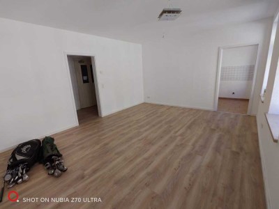 Sanierte 1-Zi Wohnung mit Küche und Fußbodenheizung