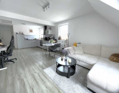 Tolle Single-Wohnung! Attraktive und helle 2 Zimmer-Dachgeschosswhg. in zentrumsnaher Lage
