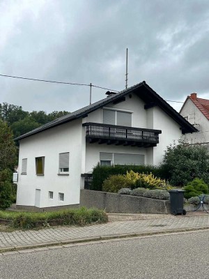 Beckingen, freist. 2-FH mit großem Grundstück und Bachlauf