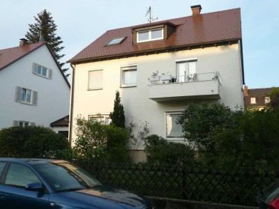 Schöne, gemütliche, moderne 2-Zimmer-DG-Wohnung in 3 FH mit EBK in Stuttgart-Sonnenberg
