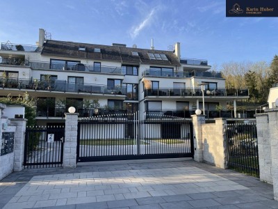 Moderne Dachgeschosswohnung in eigener Parkanlage und Schwimmteich