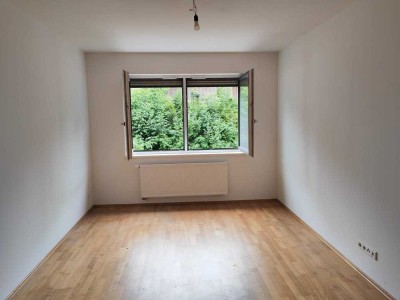 Charmante 2-Zimmer-Wohnung mit Einbauküche, Abstellräumen und Stellplatz