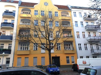 Top-Modernisierte, ruh. 1-Zi.-Altbau-Whg. mit abgez. Di. + Stuck - ruh. Seitenstr. - Moabit