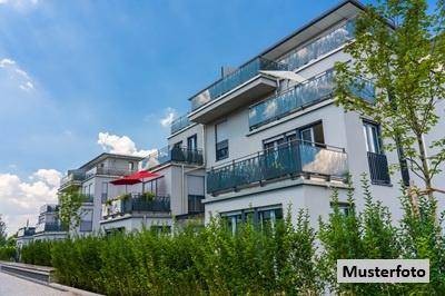 2-Familienhaus mit Garagengebäude und Halle