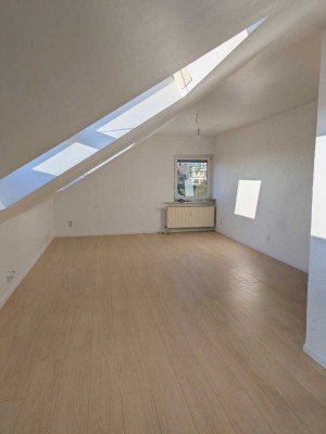 Helle 2-Zimmer Wohnung in Oestrich-Winkel (Dachgeschoss)