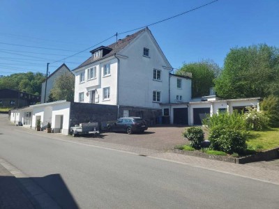 Mehrgenerationenhaus mit Nutzfläche und großem Grundstück
