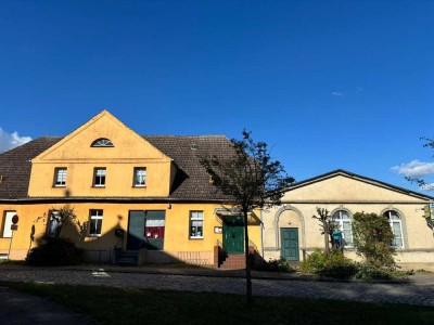 Historisches Gebäude mit großem  Grundstück  und vielseitig nutzbar.