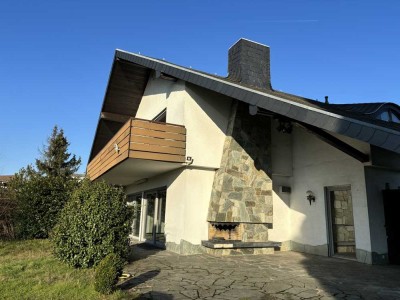 Freistehende Villa zur Eigenrenovierung mit großen Garten // Doppelgarage // Kamin // Innenpool